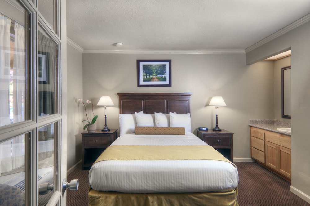 University Park Inn & Suites 16/38