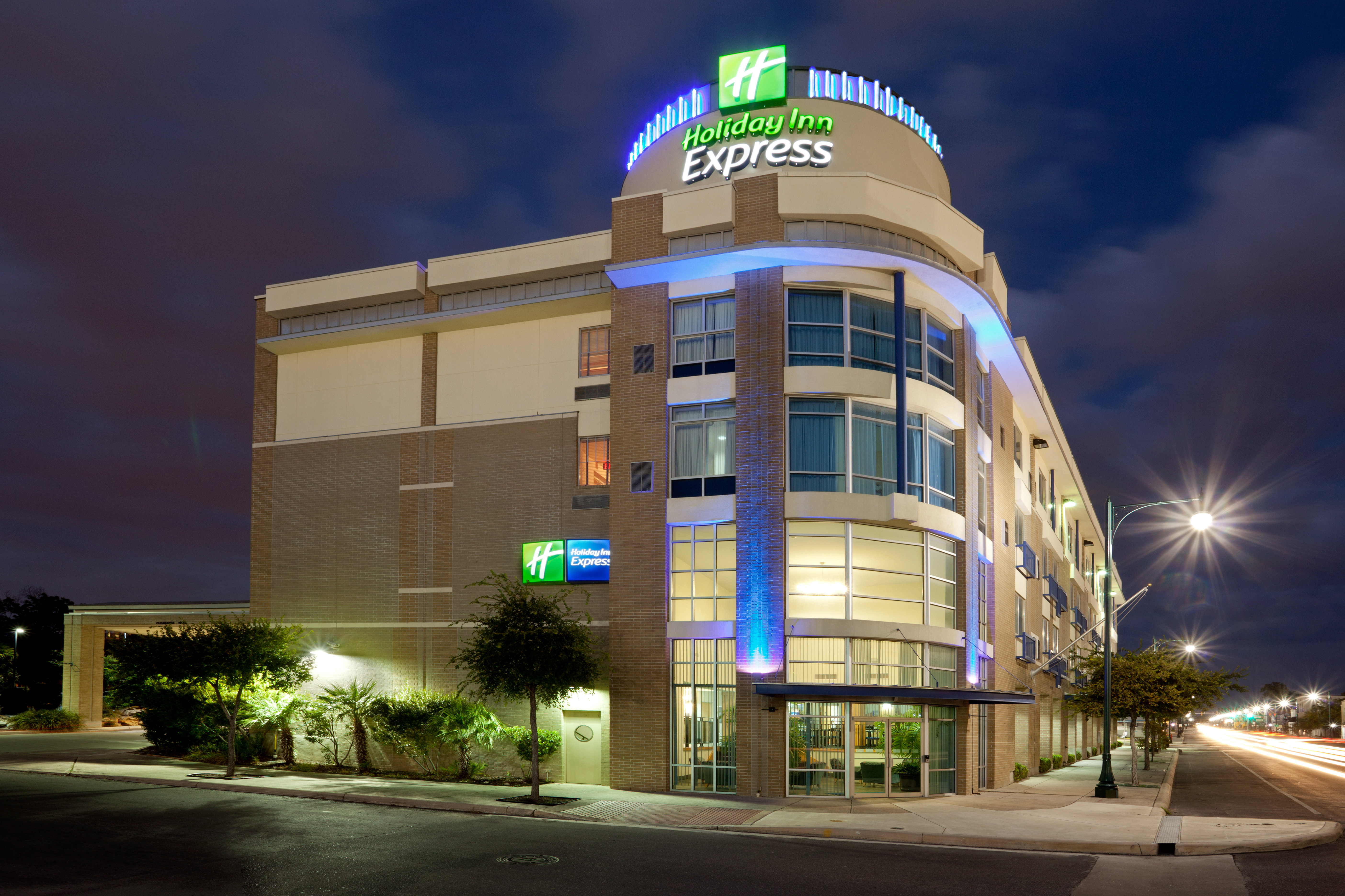Holiday Inn Express & Suites San Antonio Rivercenter Area, an IHG Hotel 1/50