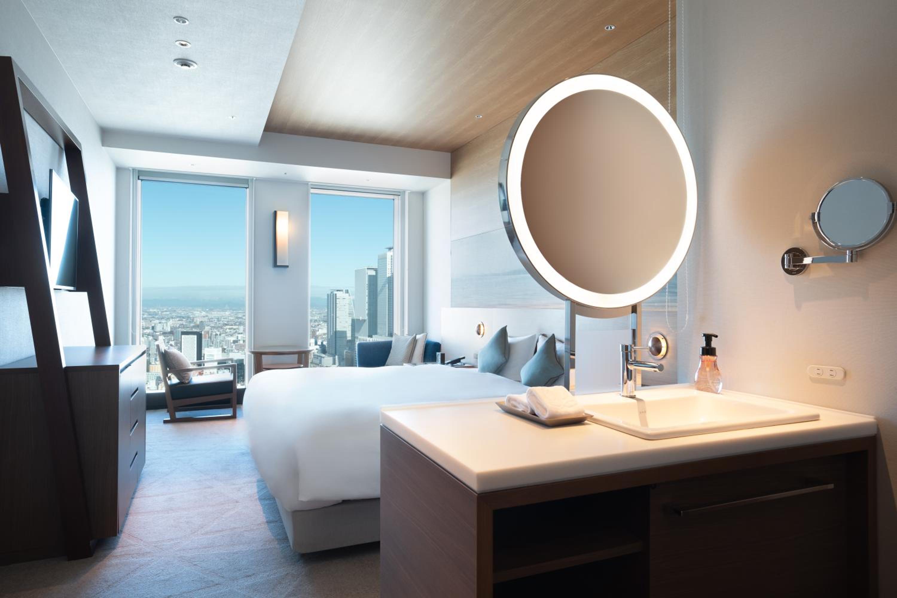 Sky, King Bed, Station View, Club Lounge Access