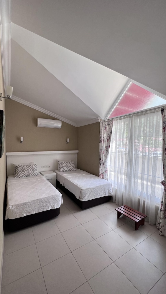 ROOM, DOUBLE OR TWIN BED