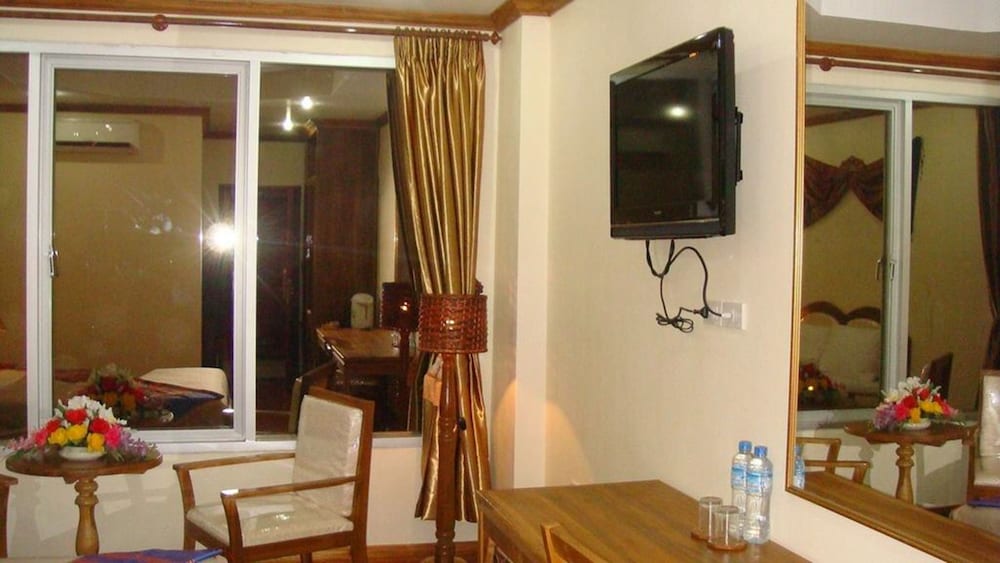 La Ong Dao Hotel 1 10/18