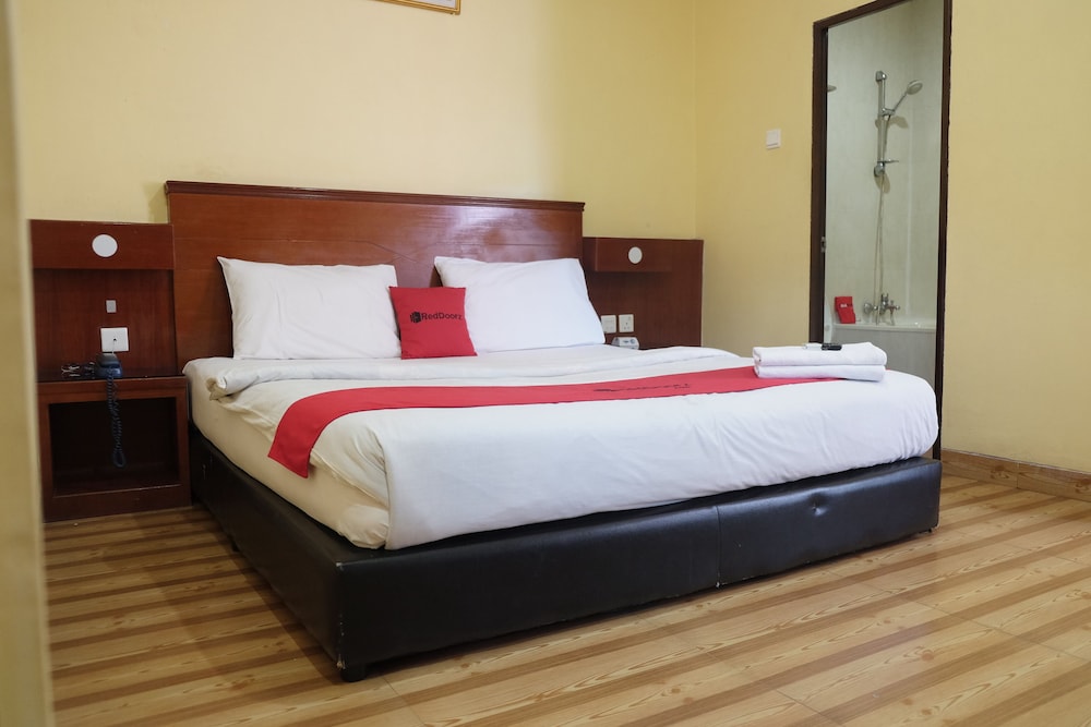 Reddoorz Plus Near Dc Mall Batam 15/39
