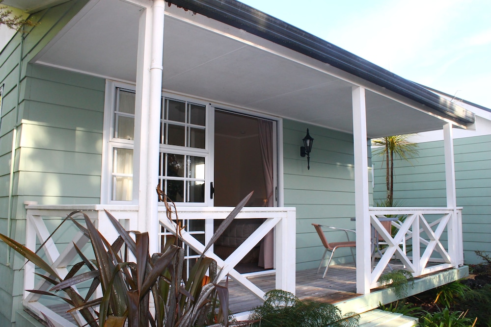 Ash Grove Boutique Motel 12/70
