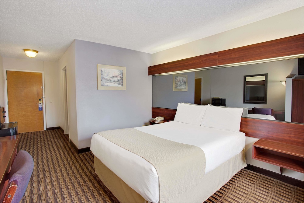 Standard, Queen Bed