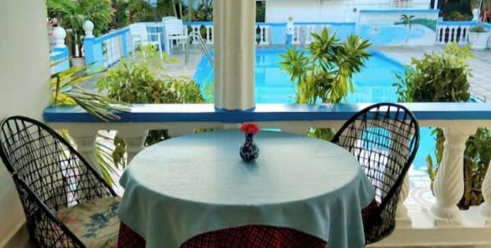 Pinkhibiscus Guest House 50/50