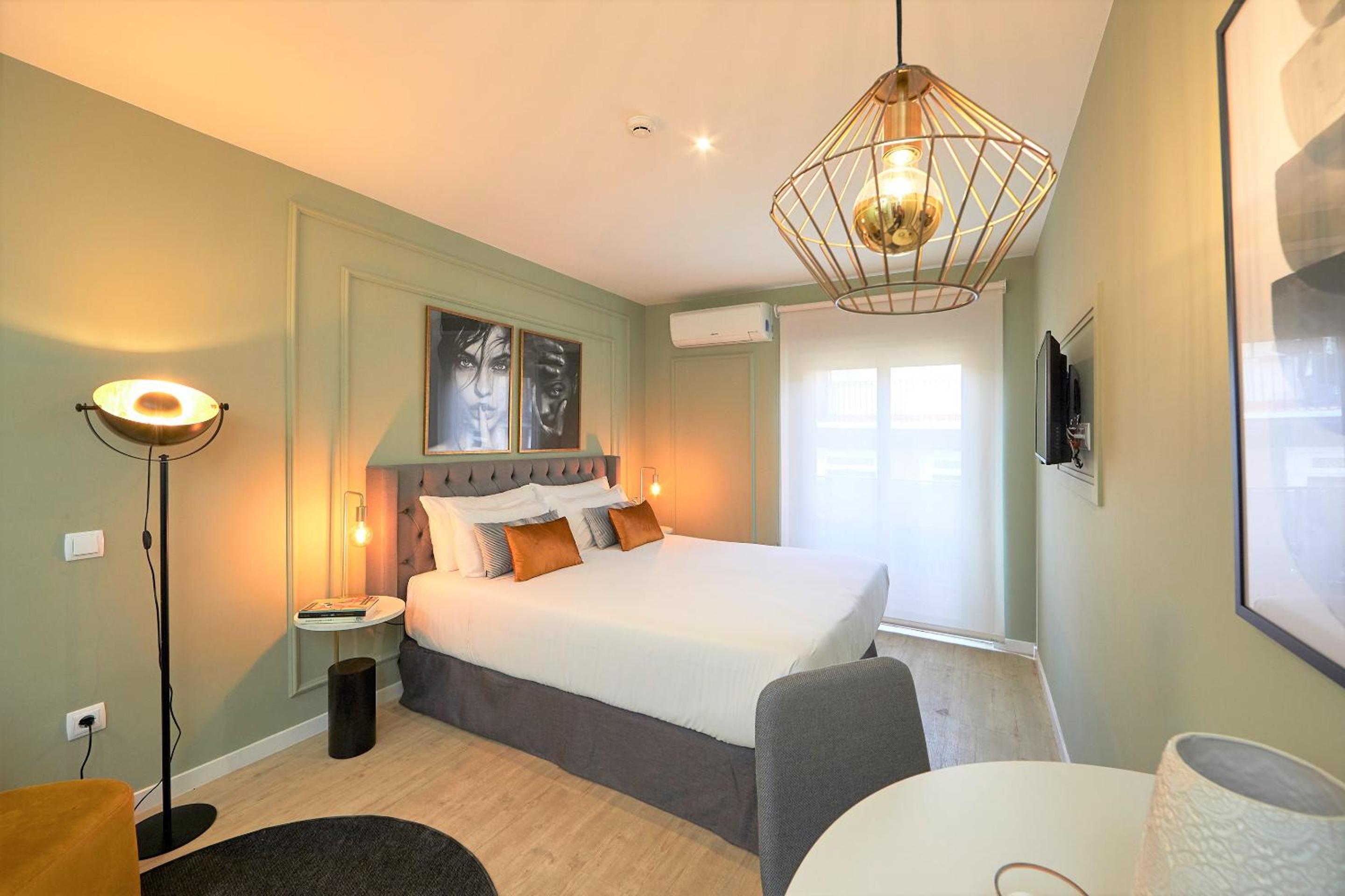 DELUXE, DOUBLE BED