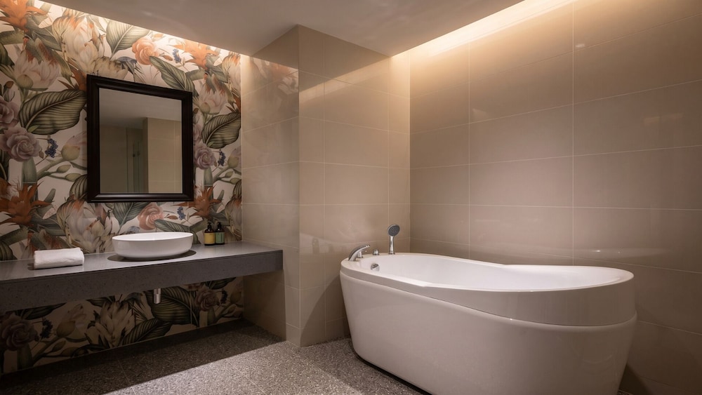 KUALA LUMPUR INTERNATIONAL HOTEL 38/39