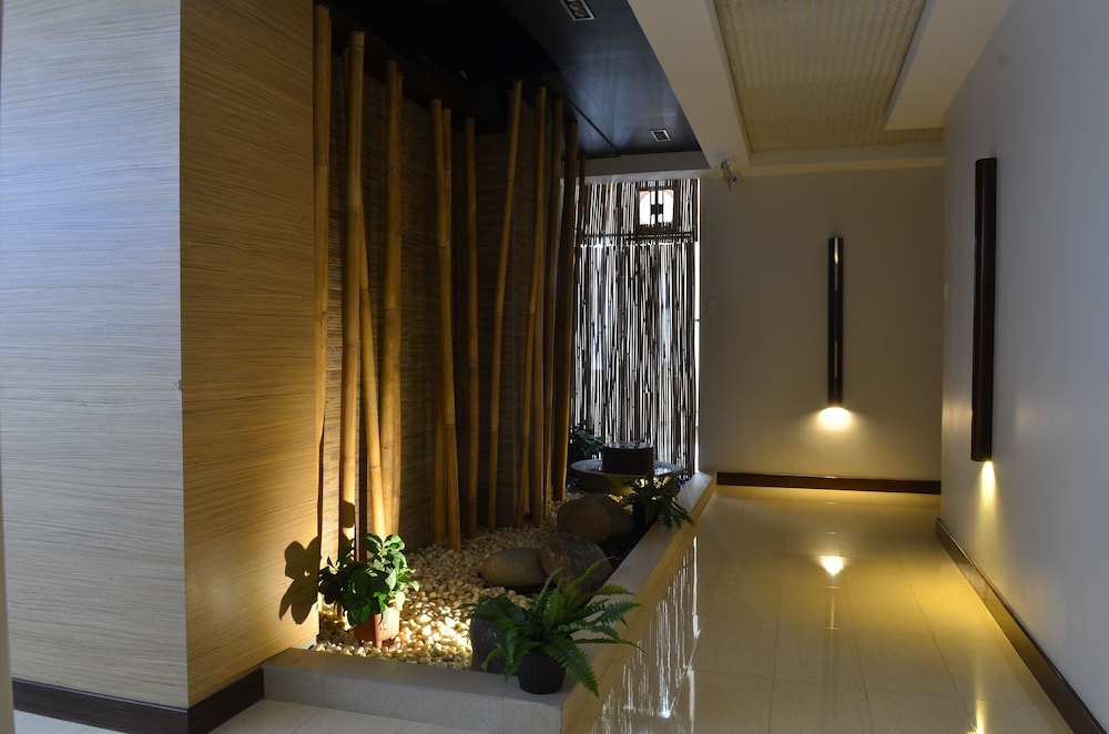 D Hotel And Suites 7/50