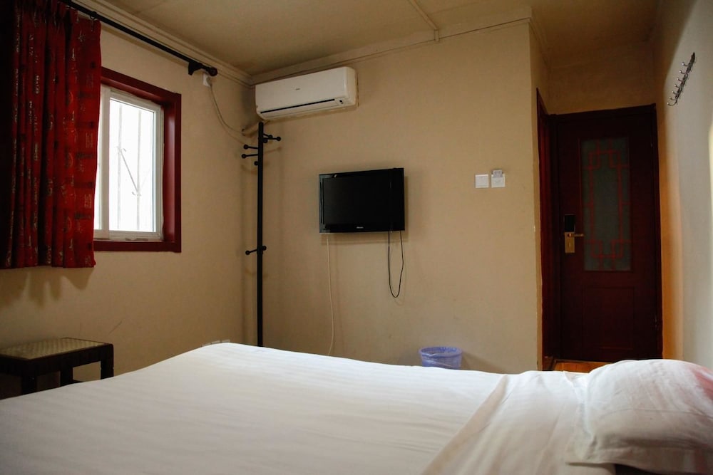 Leo Hostel 6/33