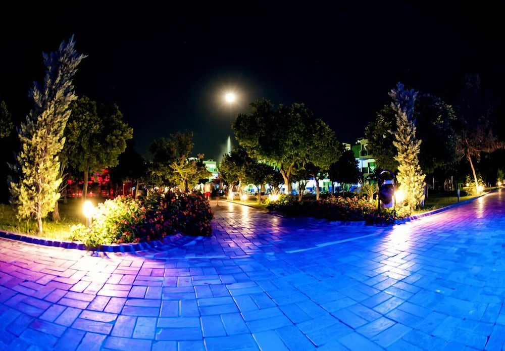 Batont Garden Resort Hotel 34/43