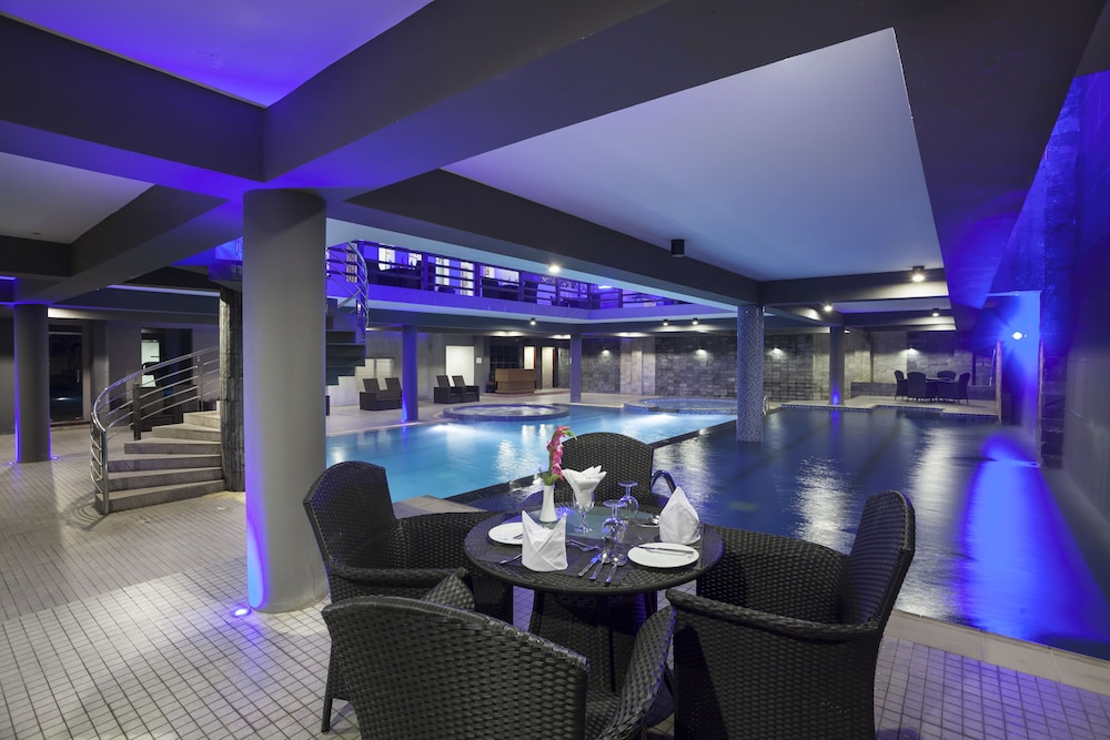 LONG BEACH HOTEL 33/38
