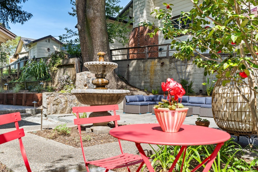 Cinnamon Bear Creekside Inn 42/59
