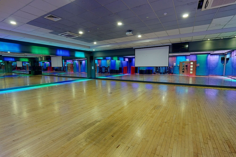 Village Manchester Hyde Hotel Leisure Club 37/40