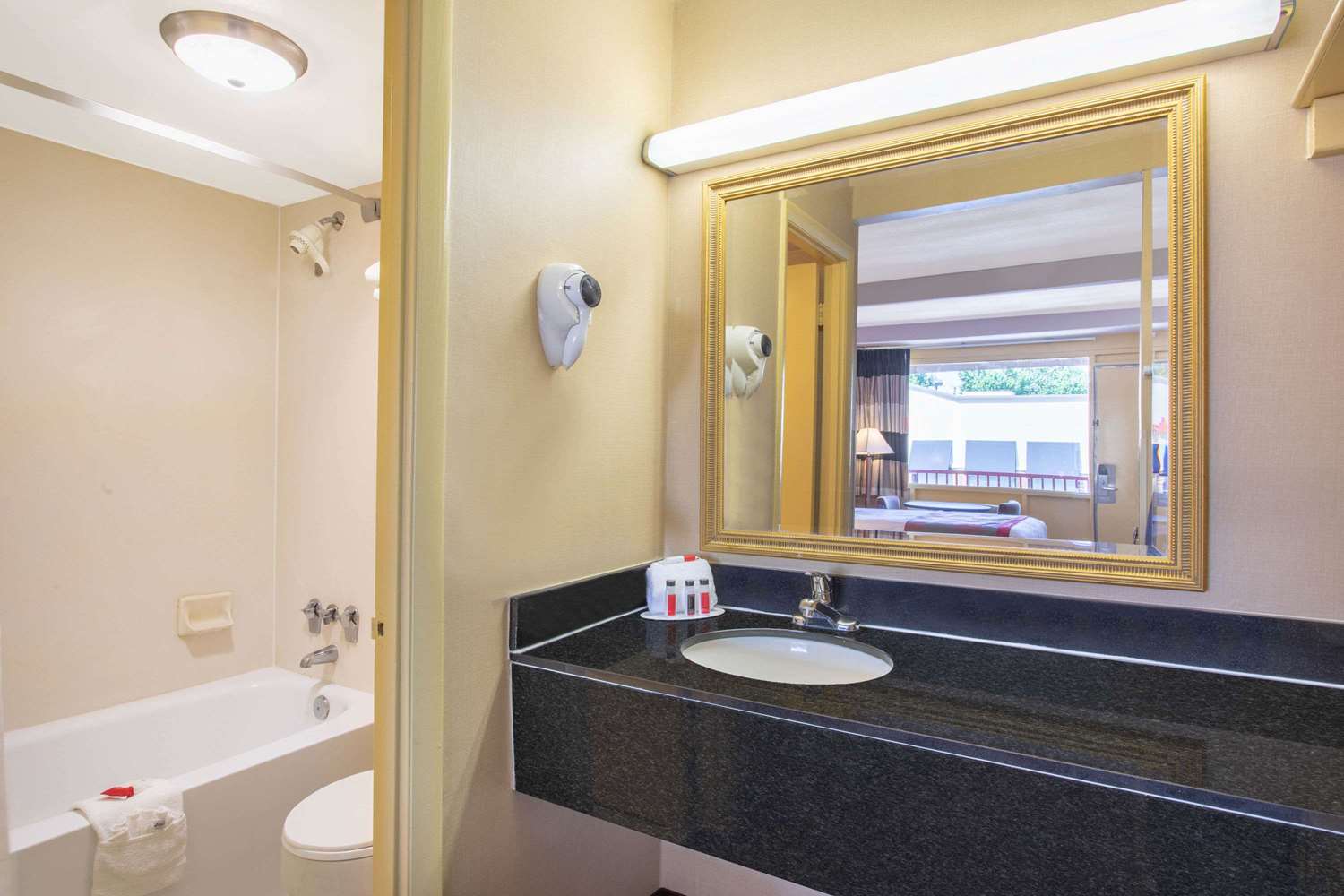 Ramada Limited Cockeysville 25/26