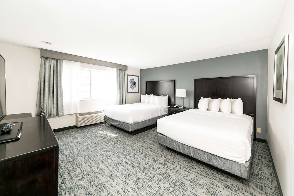 STANDARD, 2 QUEEN BEDS