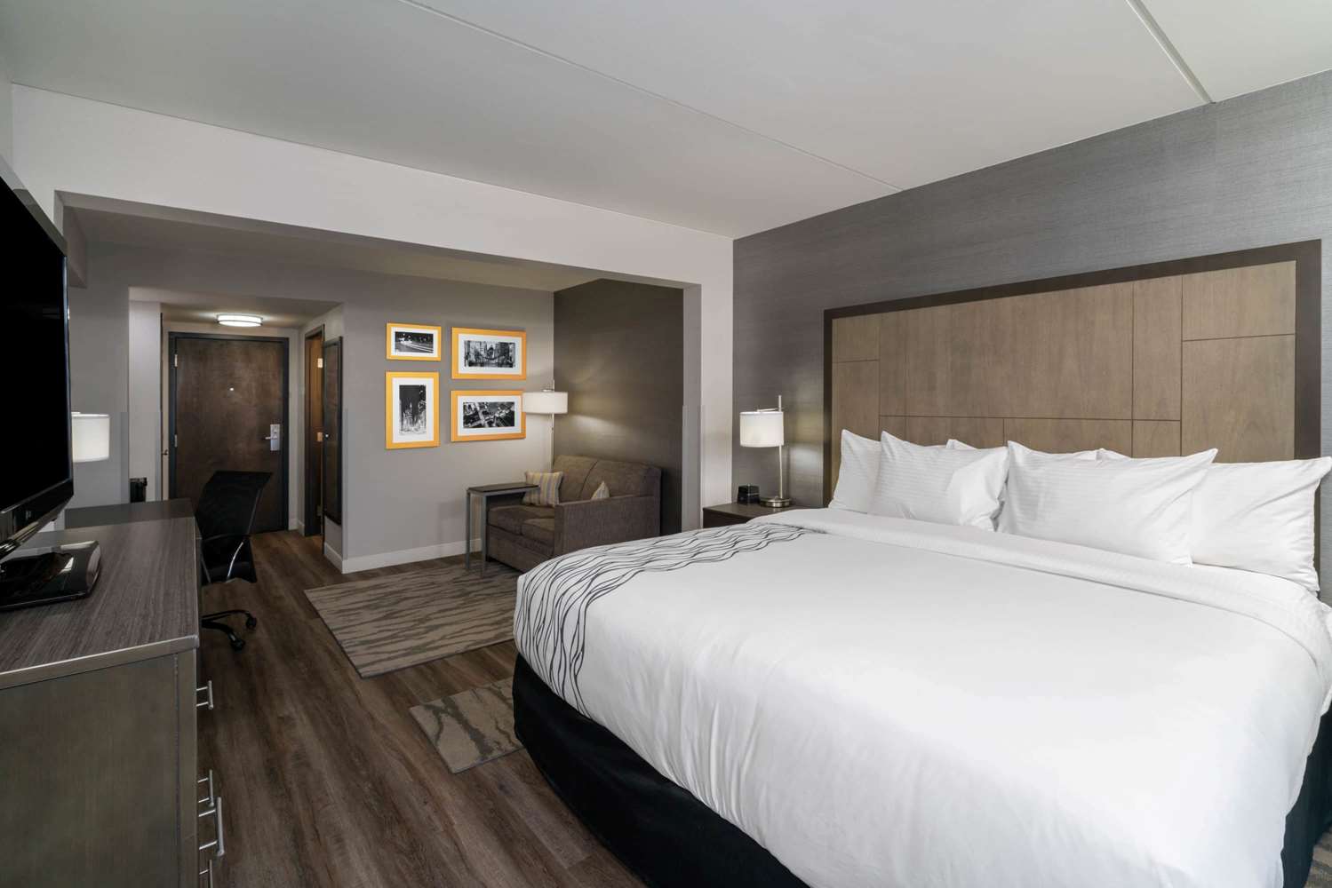 La Quinta Inn and Suites by Wyndham Raleigh Downtown North 7/47