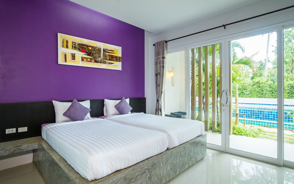 DELUXE, TWIN BEDS, POOL VIEW