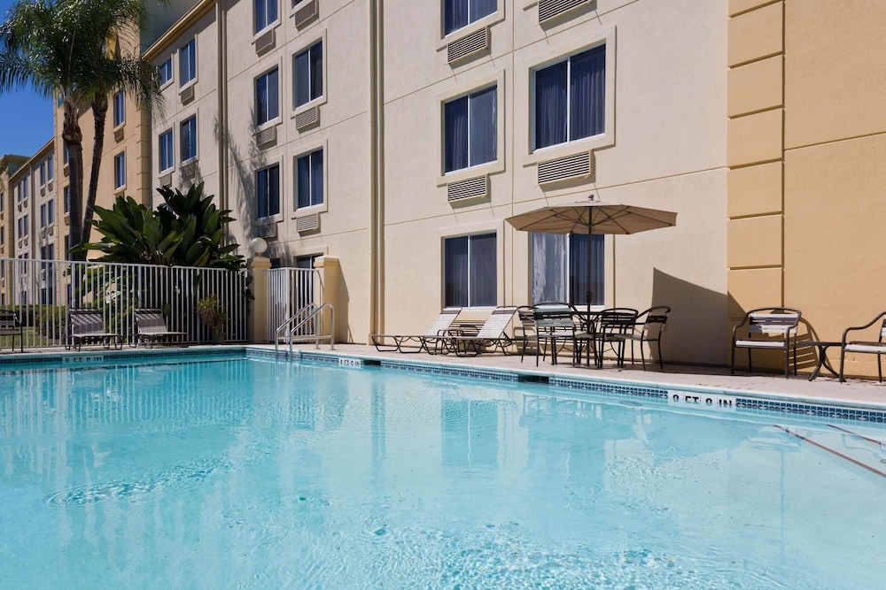 La Quinta Inn & Suites by Wyndham Lakeland East 1/37