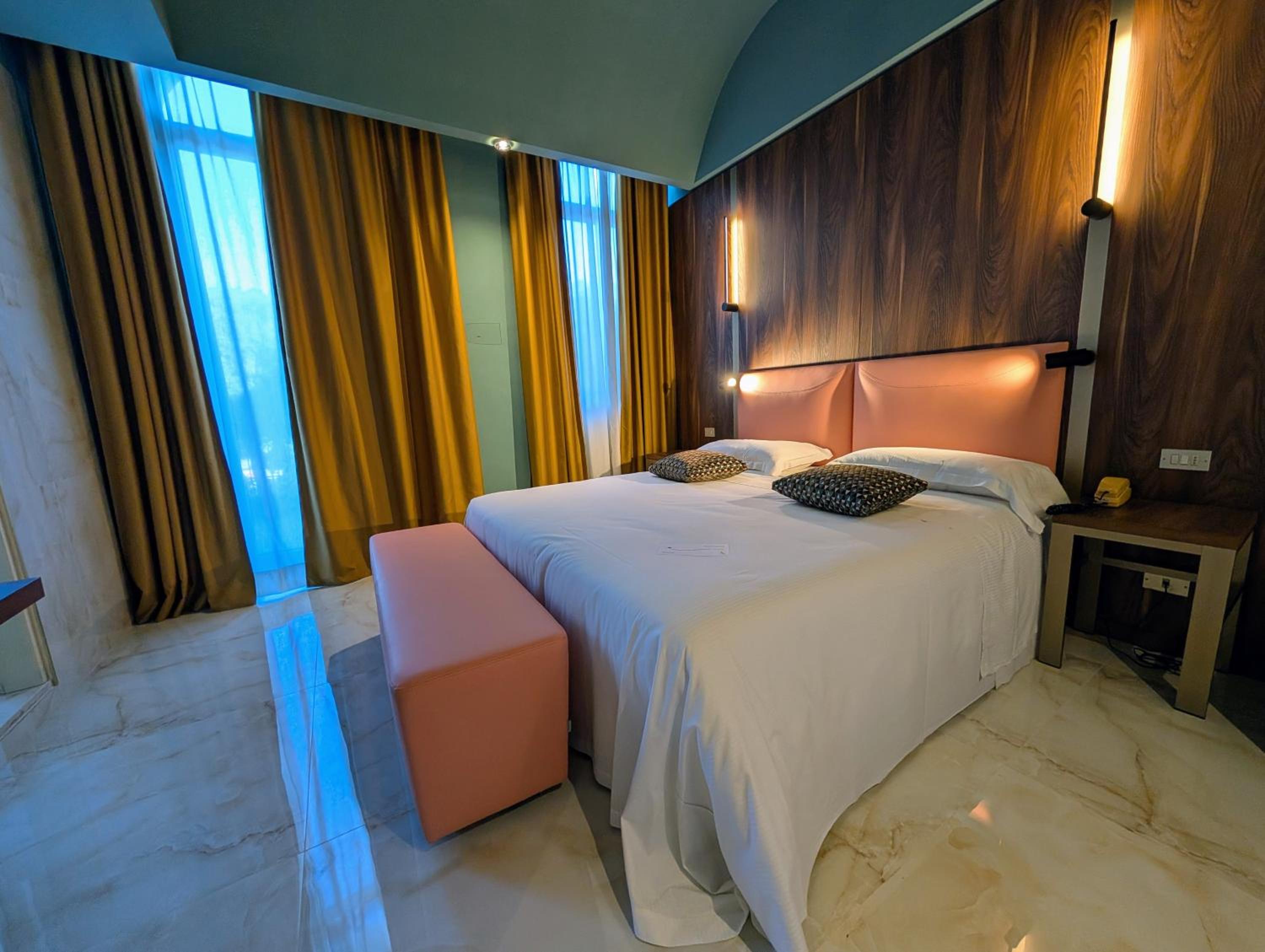 ROOM, DOUBLE BED