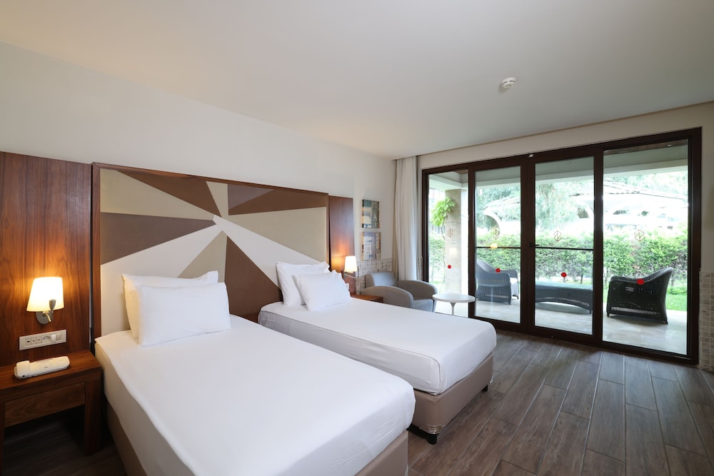 Swim Up, Lagoon, Family Suite, Double and Twin Beds, 2 Bathrooms, Shared Pool