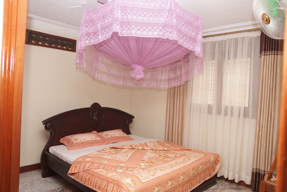 Entebbe Travelle'rs Inn 24/50