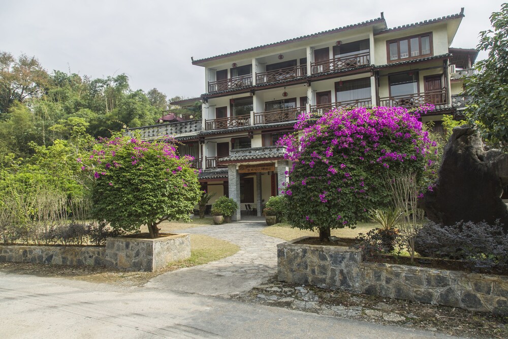 Snow Lion Riverside Resort 3/74