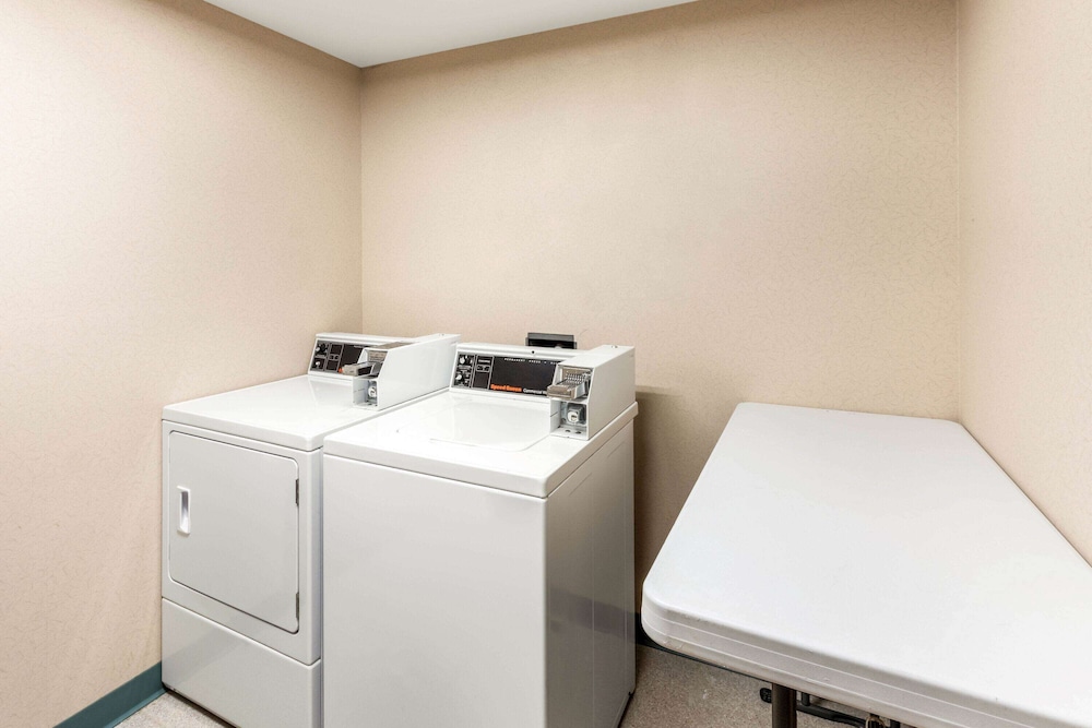 La Quinta Inn Suites Madison American Center 18/38