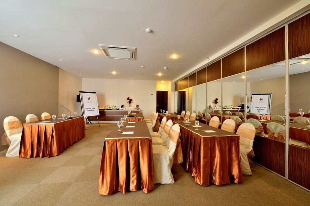 Best Hotel Kedungsari 24/42