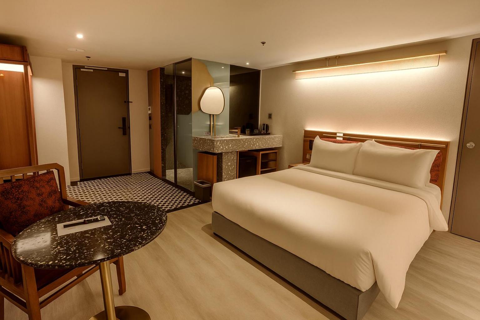 Standard, Queen Bed, No Window