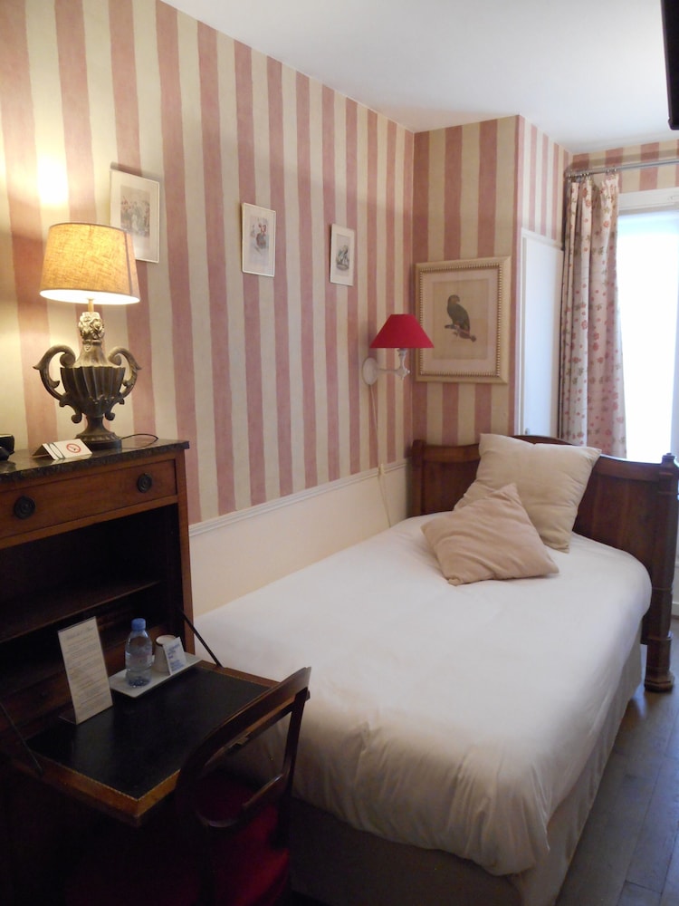 Hotel De L'avre 20/94