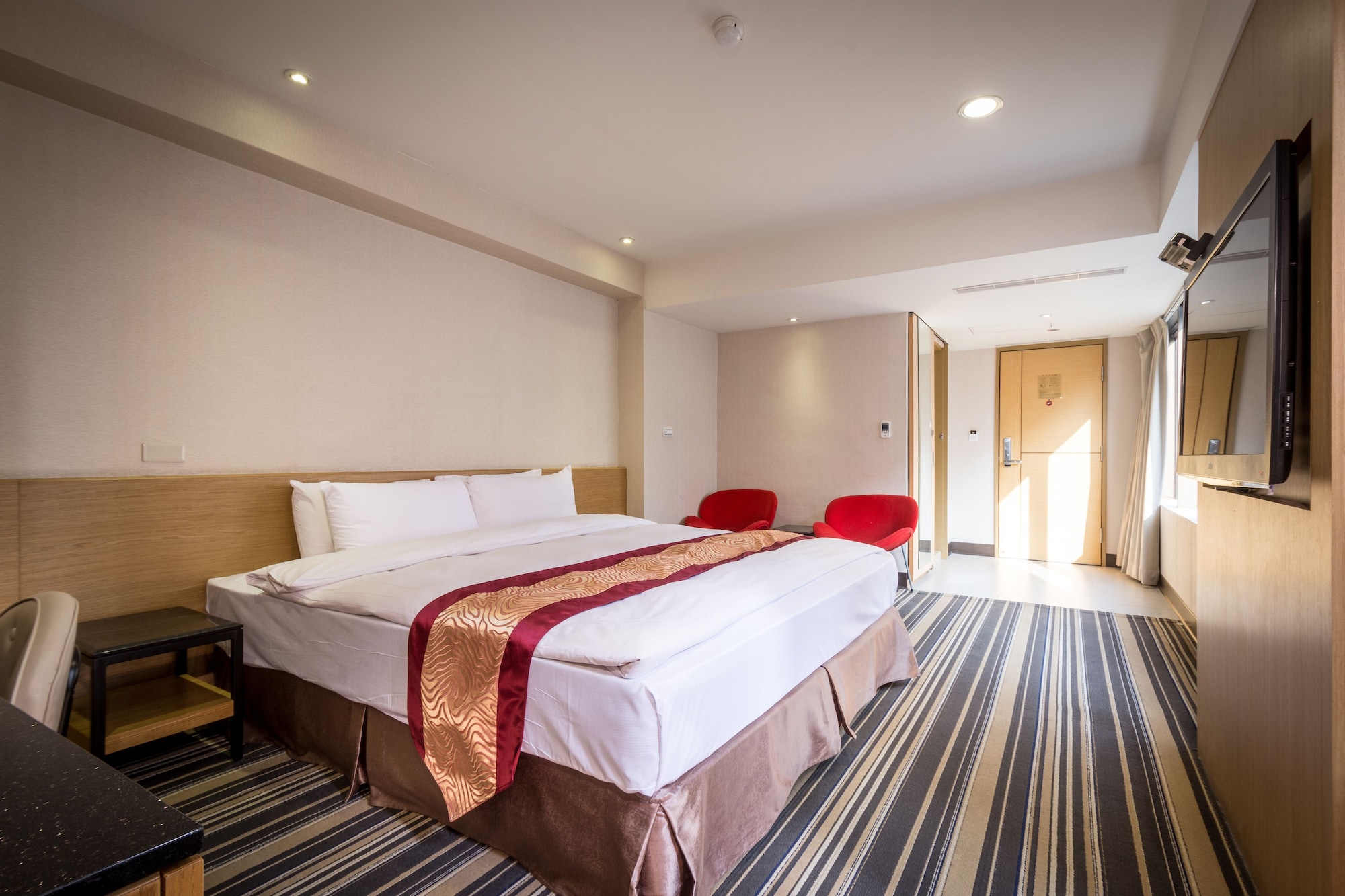 EXCLUSIVE, SUITE