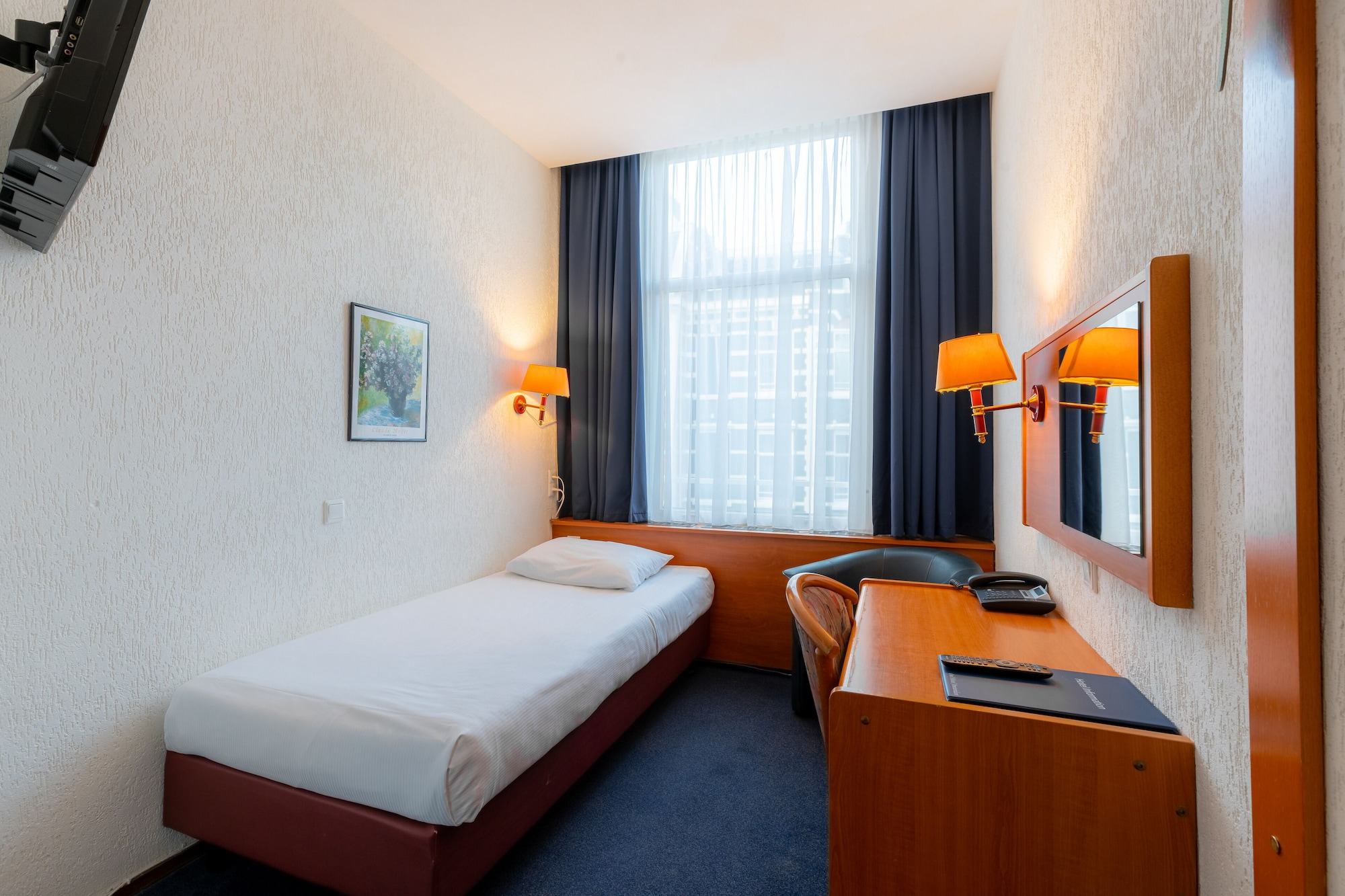 ROOM, SINGLE