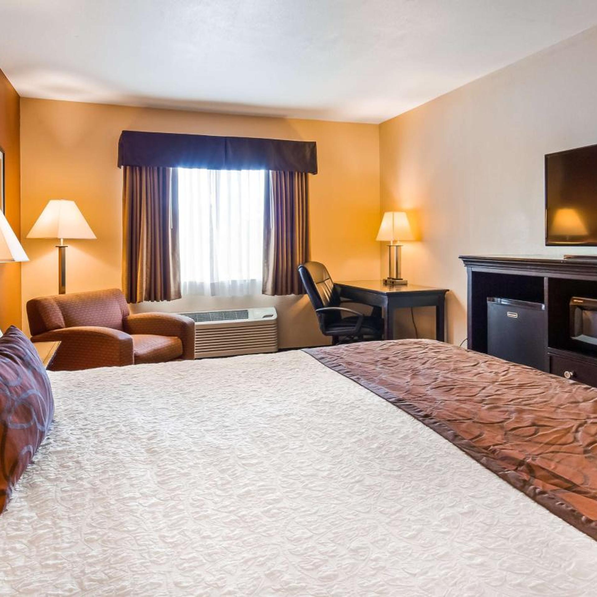 غرفة بسرير كينج بحوض استحمام لذوي الإعاقة