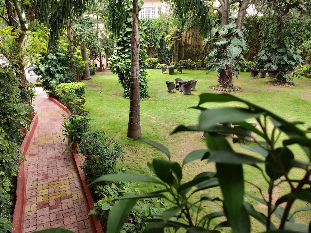 A Lake View Hotel Rajdarshan 42/49