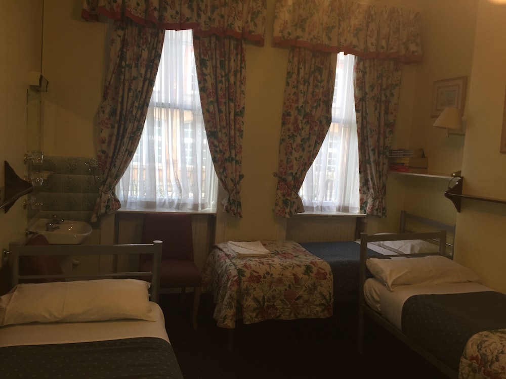 Albany Hotel 44/63