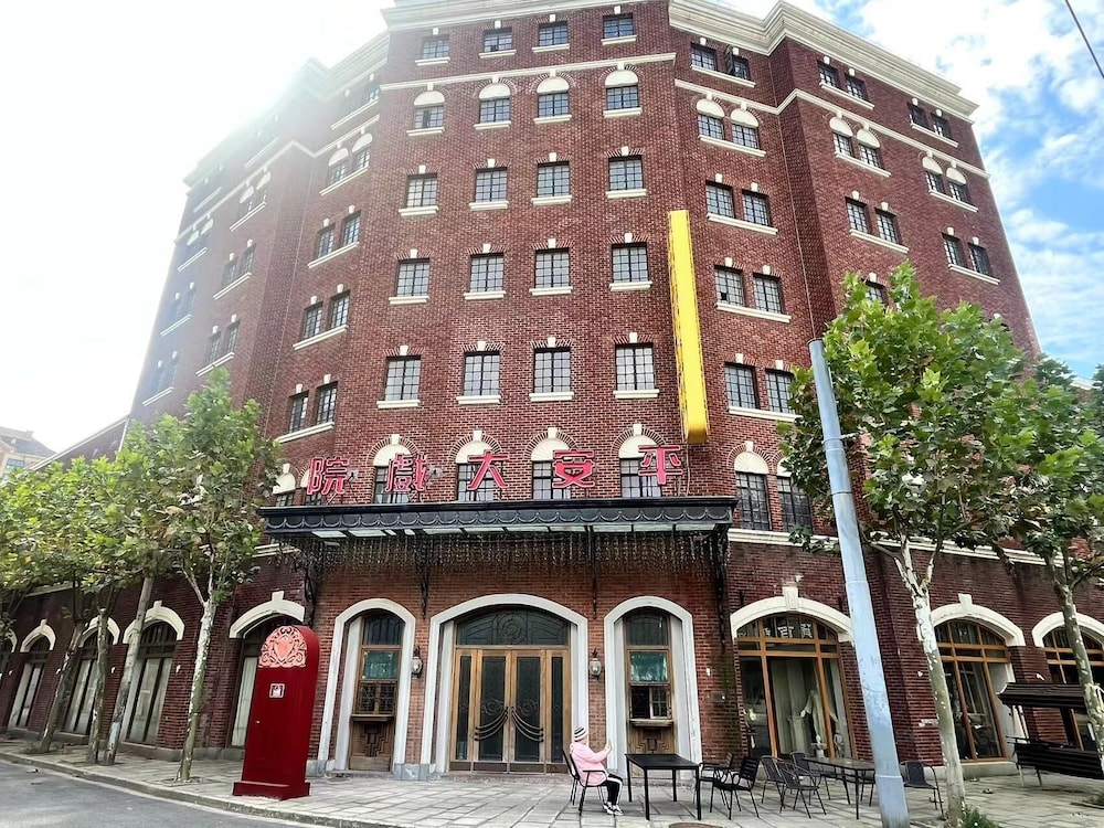 Jinglai Hotel (Shanghai Bund East Nanjing Road Pedestrian Street) 1/50