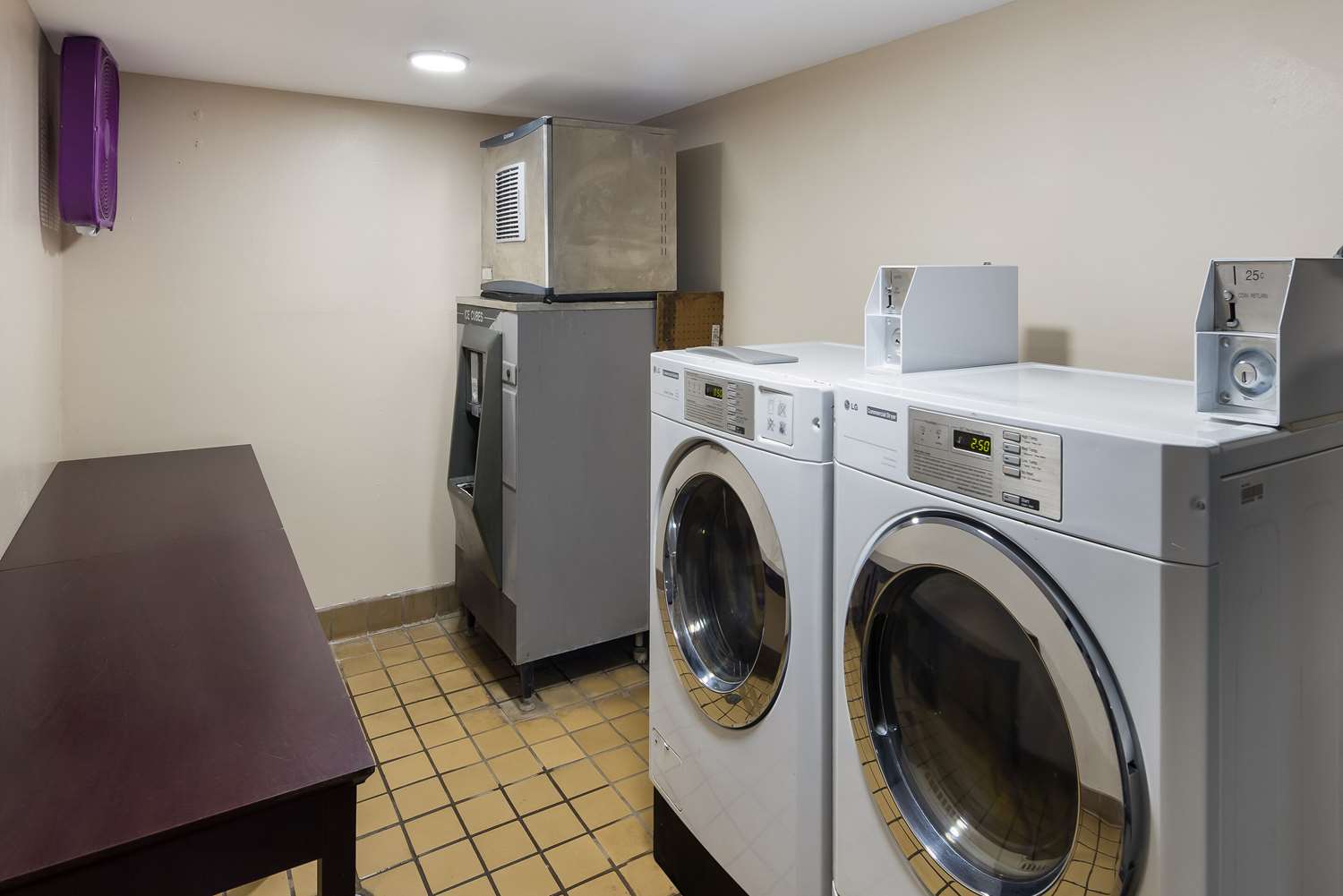 Econo Lodge Madison Airport 13/20