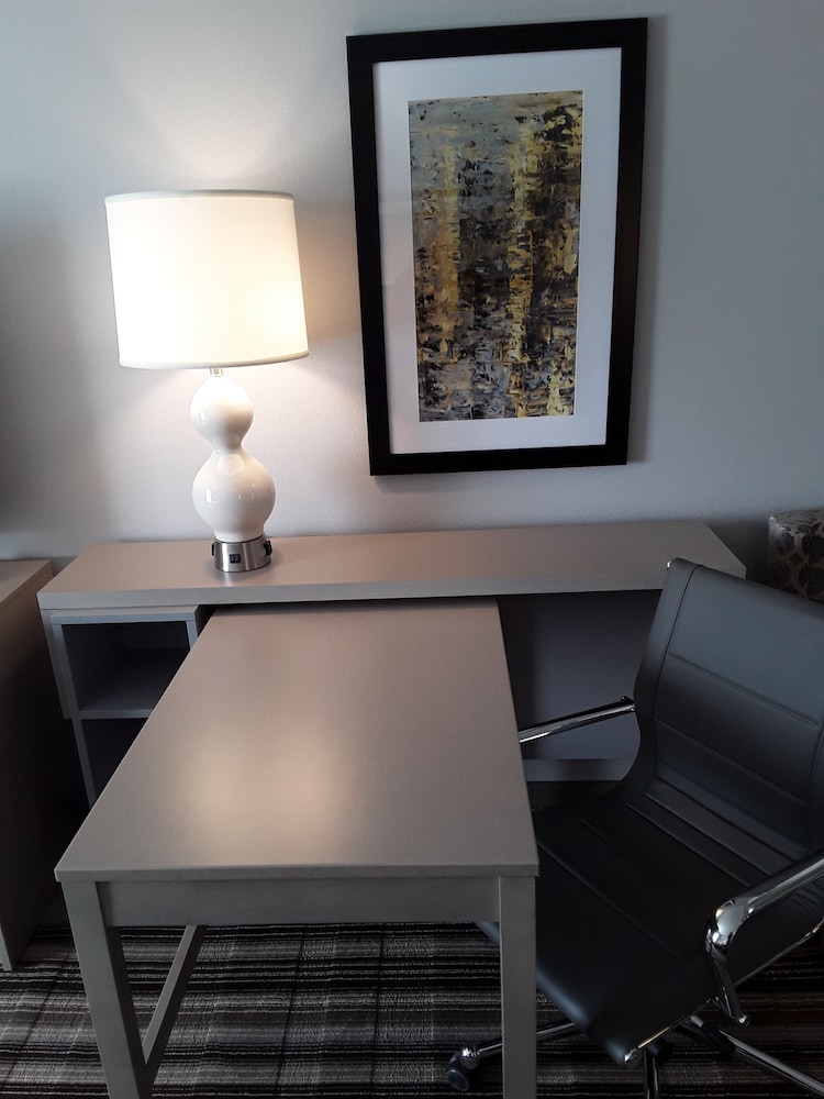 Hawthorn Suites by Wyndham Loveland 26/43