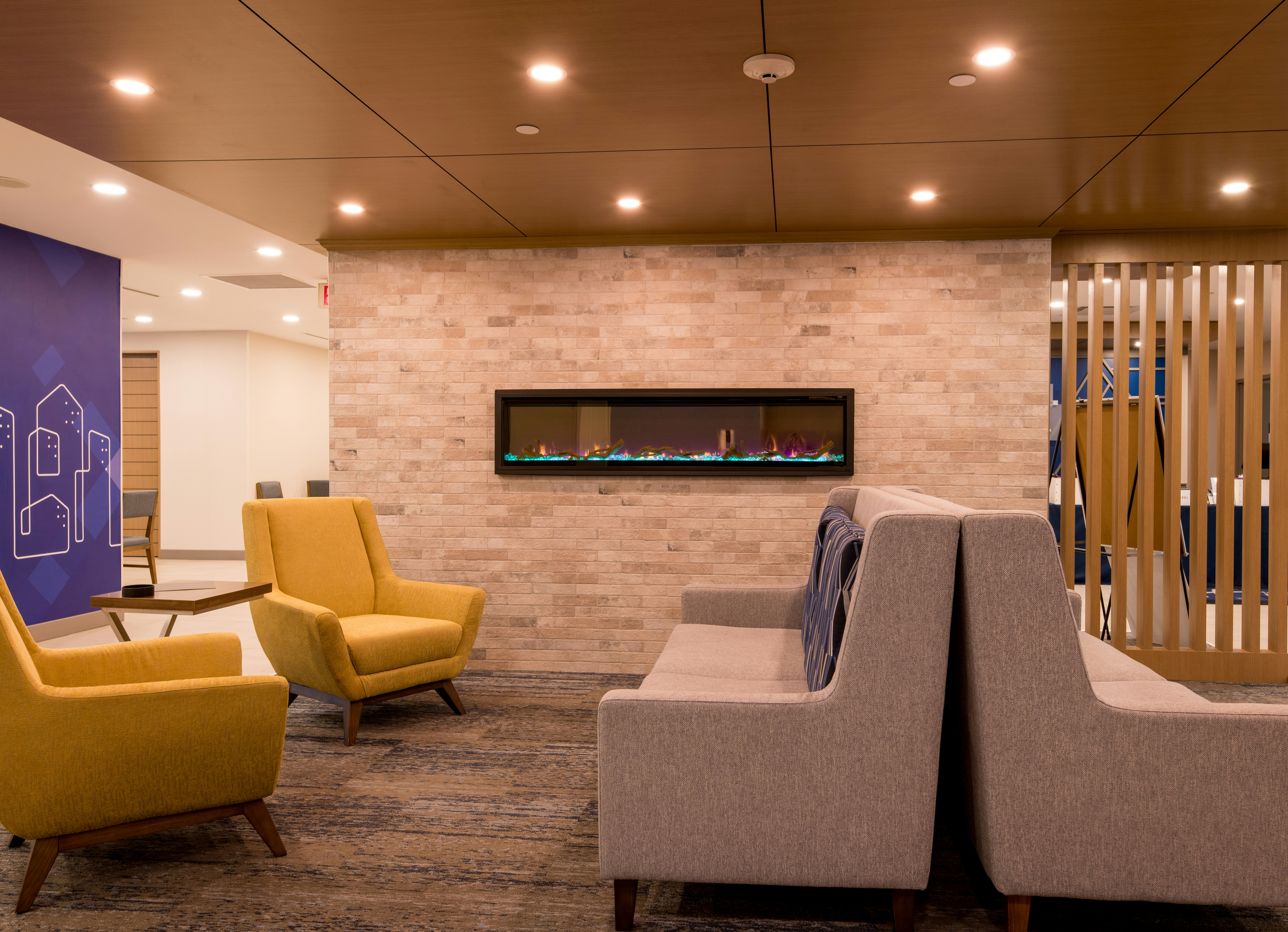 Holiday Inn Express Suites 42/66