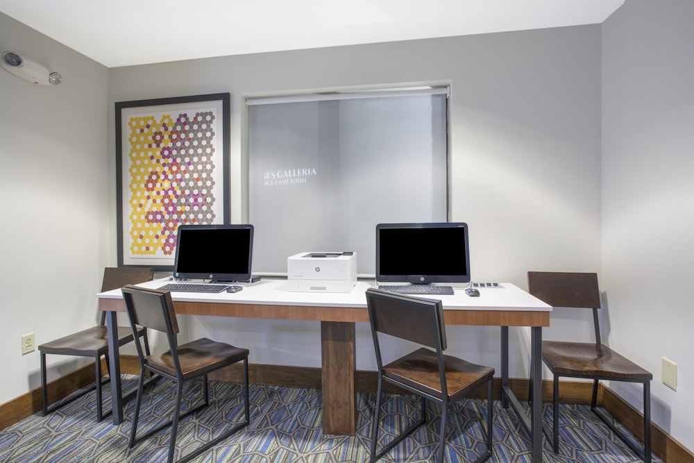 Holiday Inn Express Kansas City - At The Legends 52/60