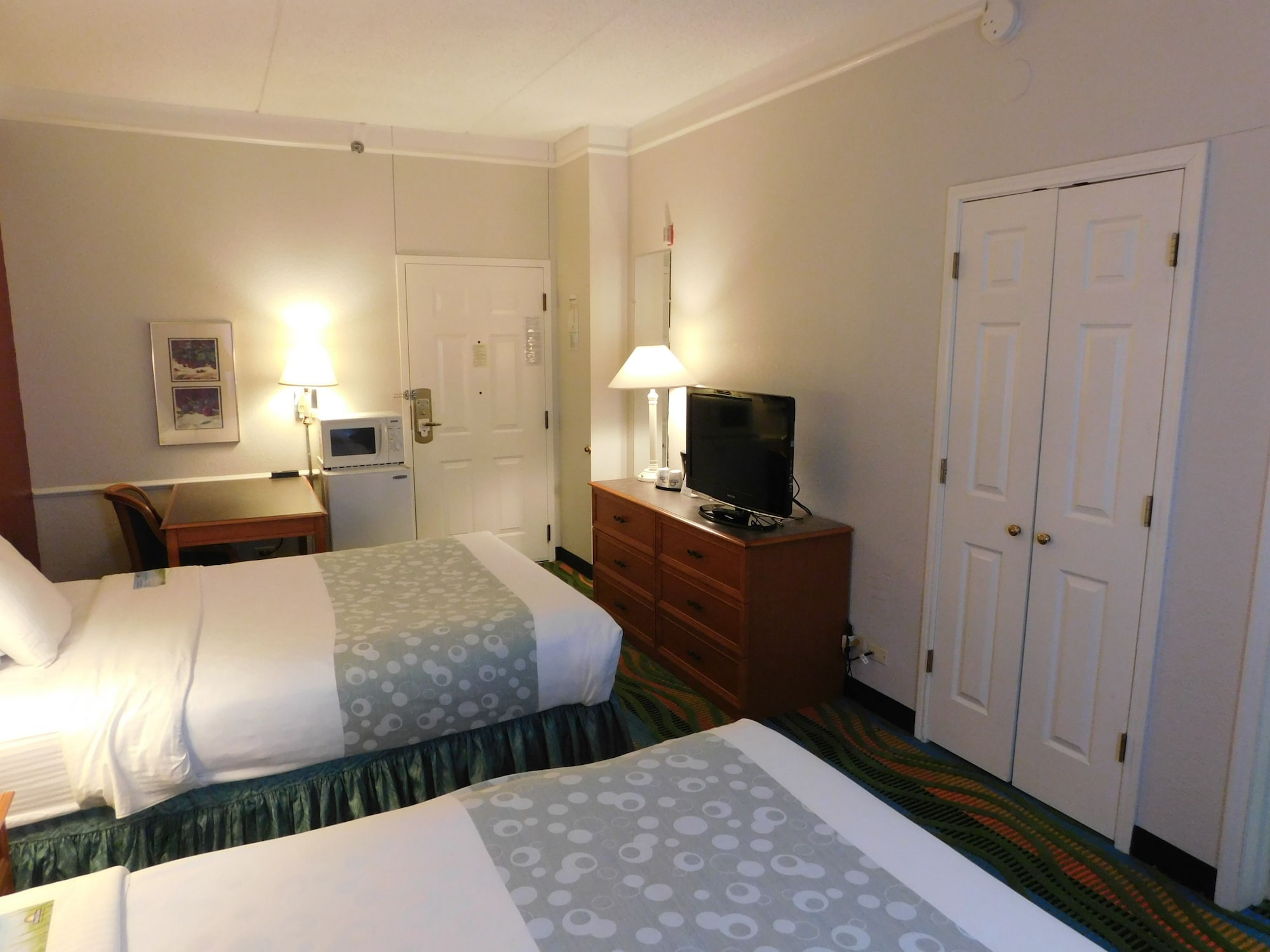 غرفة بسرير كينج لذوي الإعاقة، Days Inn & Suites by Wyndham Arlington Heights 8/10