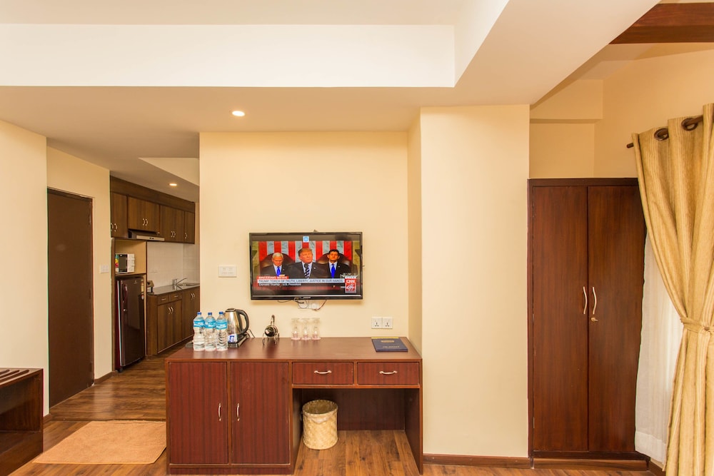 Hotel Jay Suites 56/75