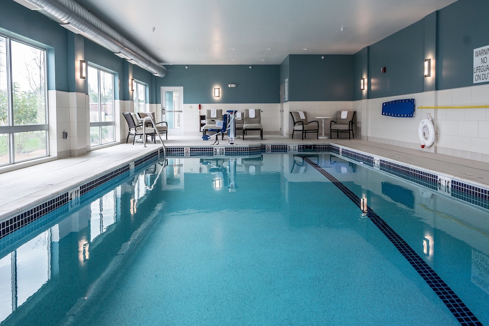 Holiday Inn Express Suites Allen Park 40/72