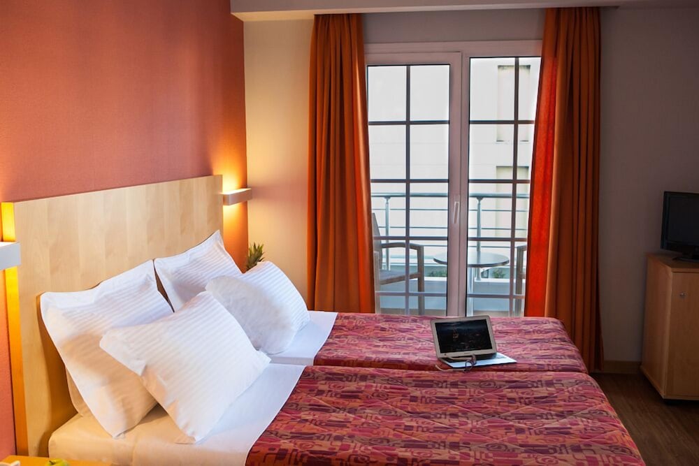 KRONOS HOTEL 8/43