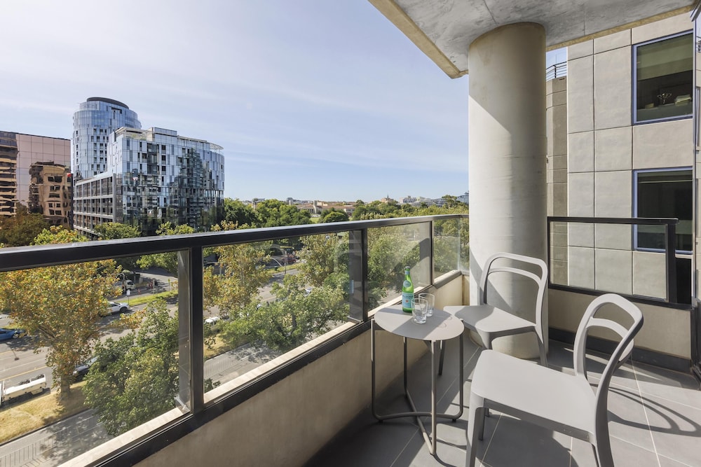 Oaks Melbourne St Kilda Road Hotel 38/64