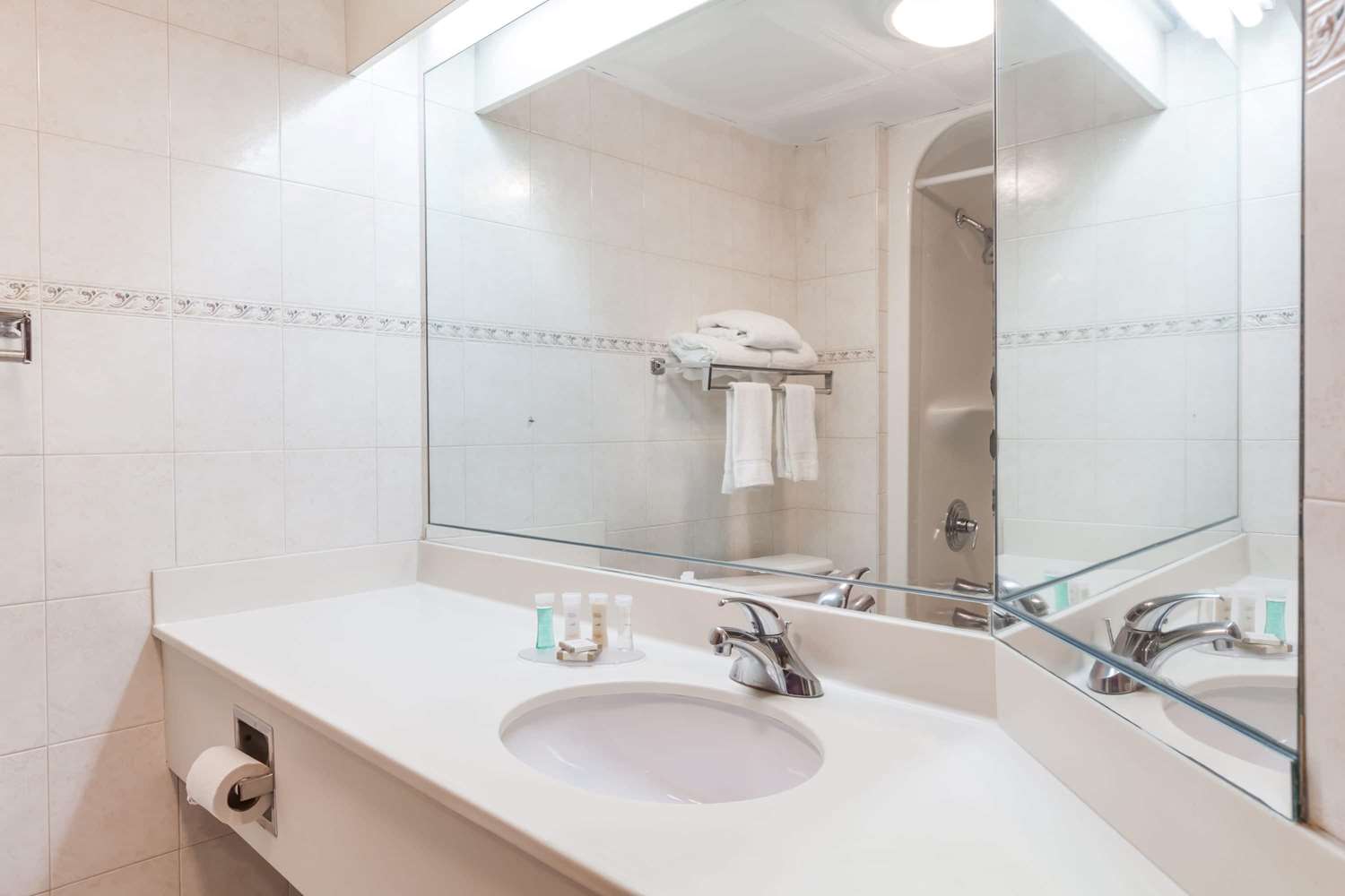 Howard Johnson by Wyndham Newark Airport 19/21
