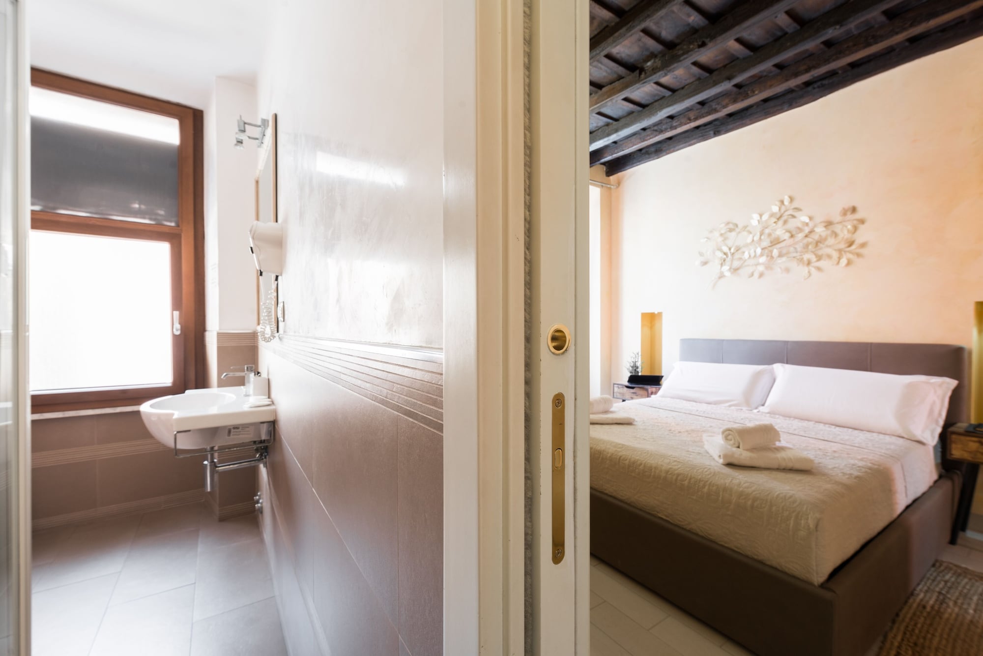 STANDARD, QUEEN BED, PRIVATE BATHROOM