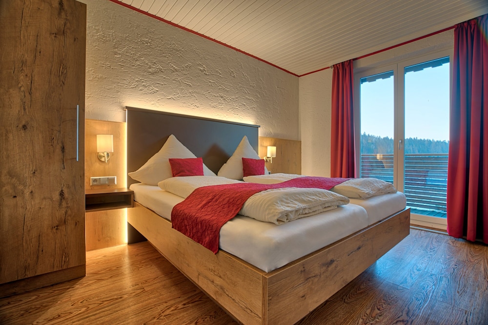 Natur- und Wanderhotel am Steinbachtal 11/33
