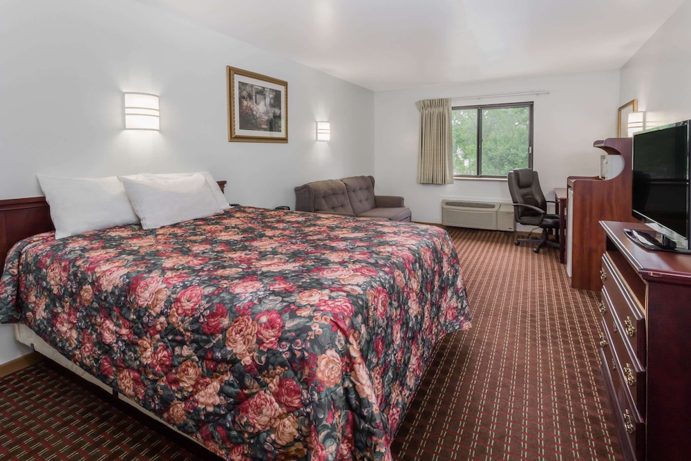 Days Inn by Wyndham Stoughton WI 3/10