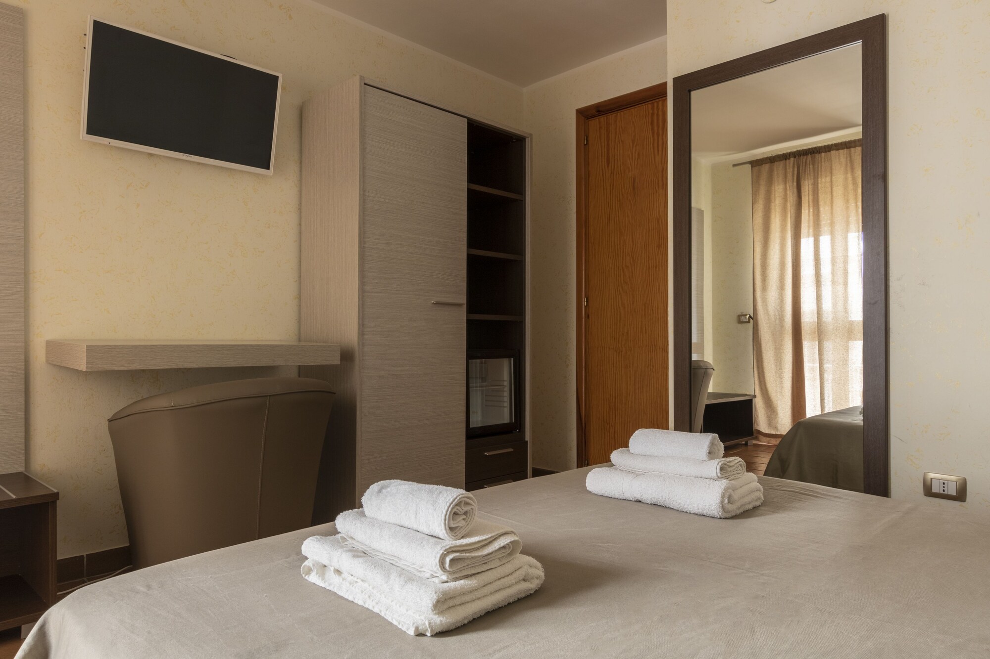 ROOM, TRIPLE